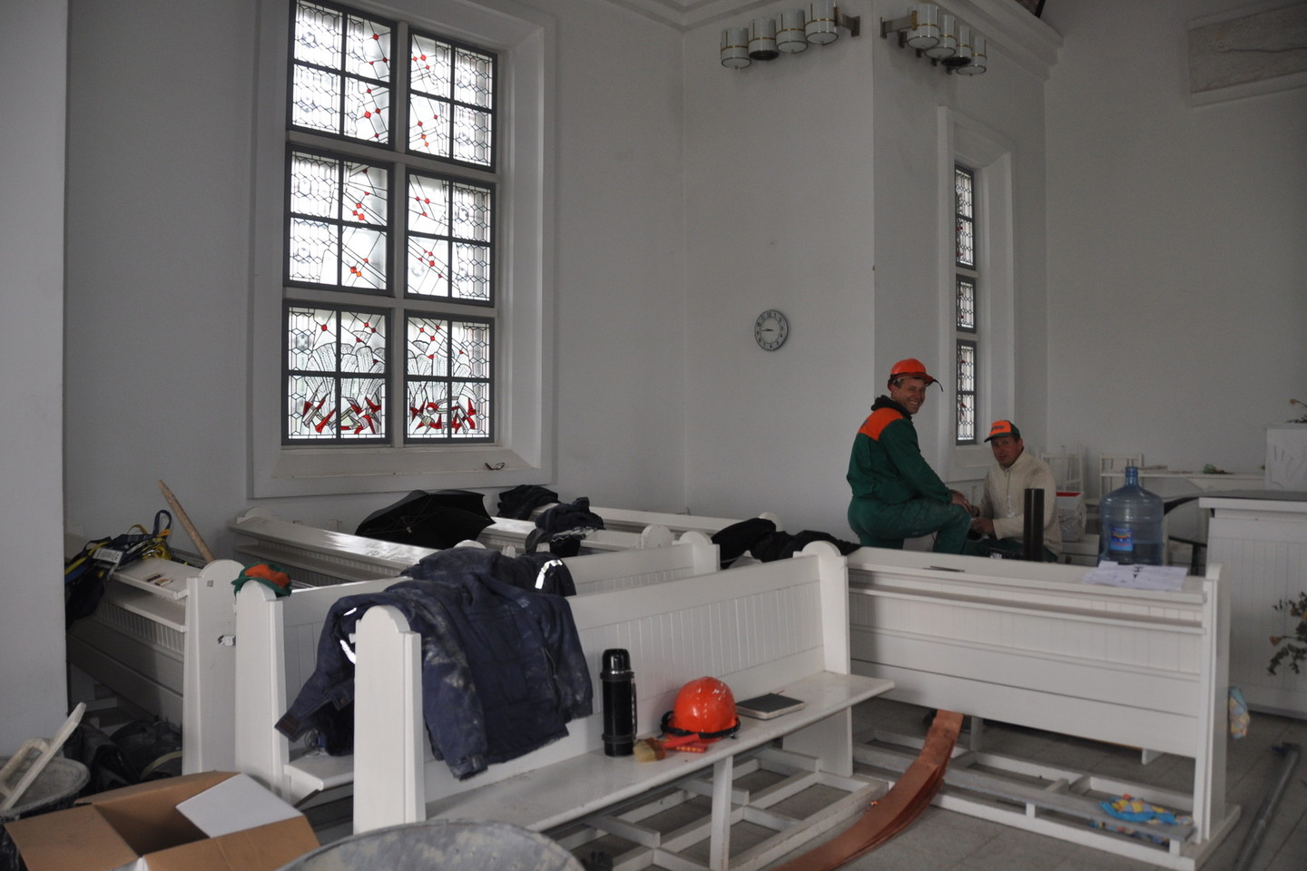 Remotuojama Rainių koplyčia virto statybinių medžiagų ir atliekų sandėliu.<br>G.Akavickienės nuotr.