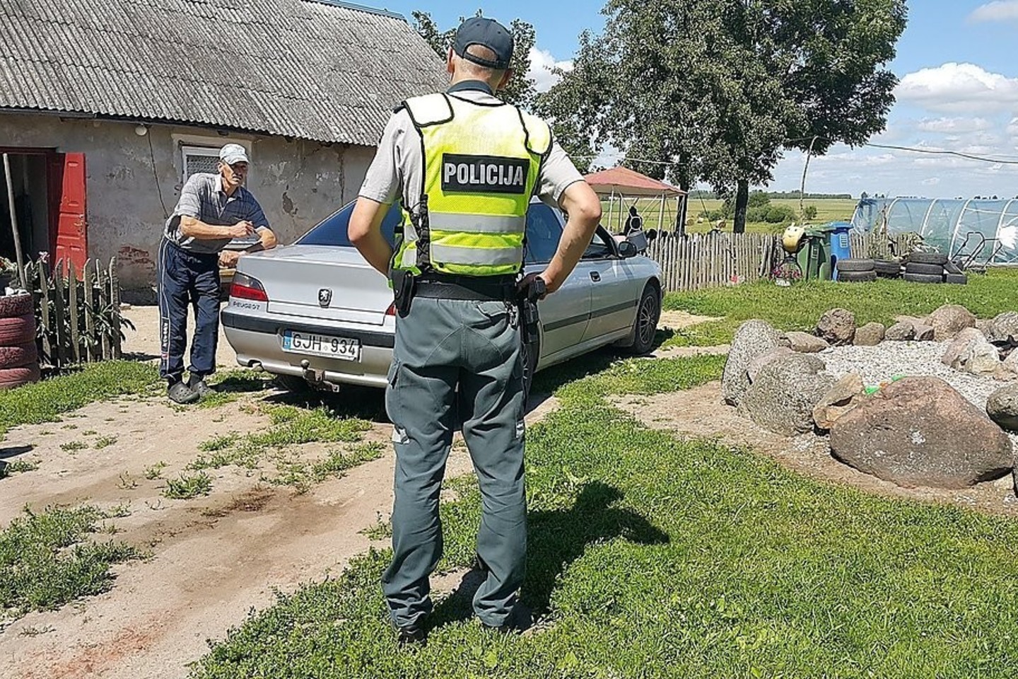Praėjusios paros avarijose žuvo du žmonės, dar 12 žmonių sužeista.