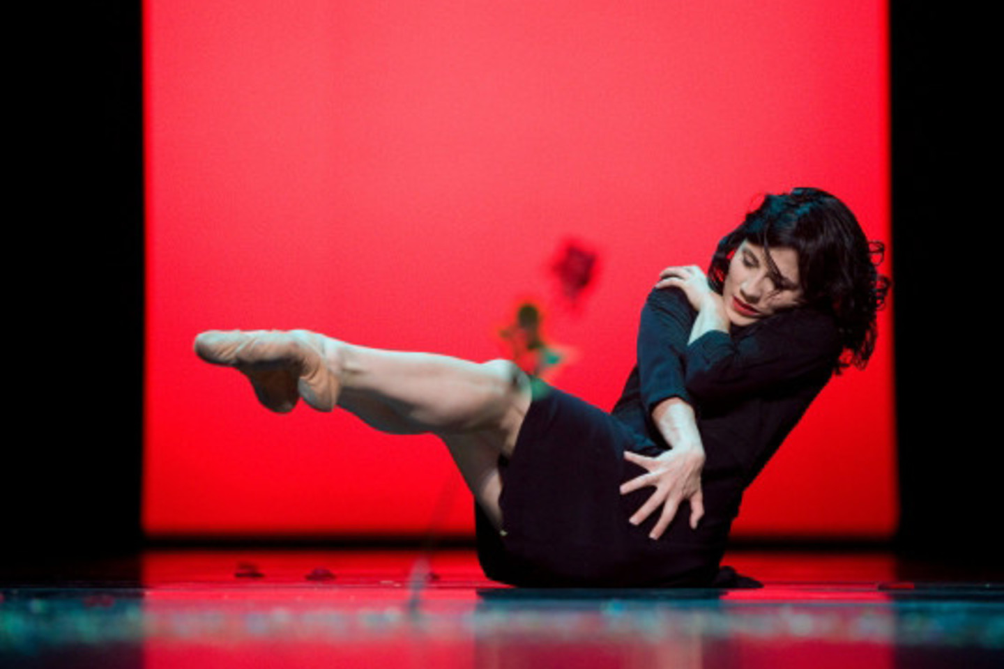 Baletą „Piaf“ pagal prancūzų atlikėjos E.Piaf dainas statys vienas garsiausių šių dienų Europos choreografų M.Bigonzetti. Nuotraukoje – Piaf – M.G.Vicente Hanoverio valstybinėje operoje.