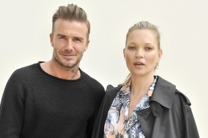 Su D. Beckhamu renginyje pozavusi K. Moss pasirodė be makiažo