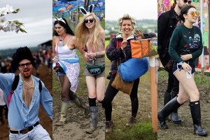 Purve paskendusiame „Glastonbury“ festivalyje – pašėlęs stilius