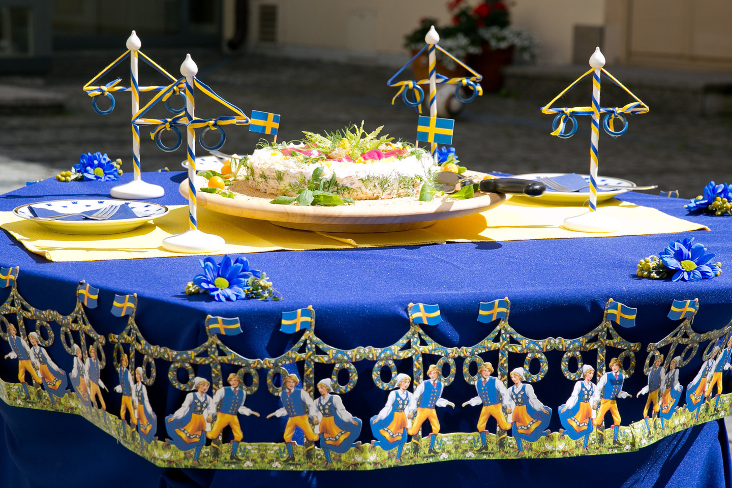 Taip puošiamas Vidurvasario šventės stalas Švedijoje.<br>T.Bauro nuotr.