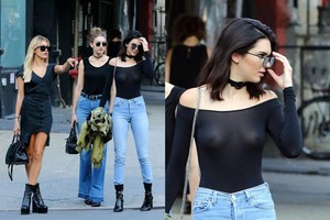 Per permatomą glaustinukę matėsi K. Jenner spenelio auskaras