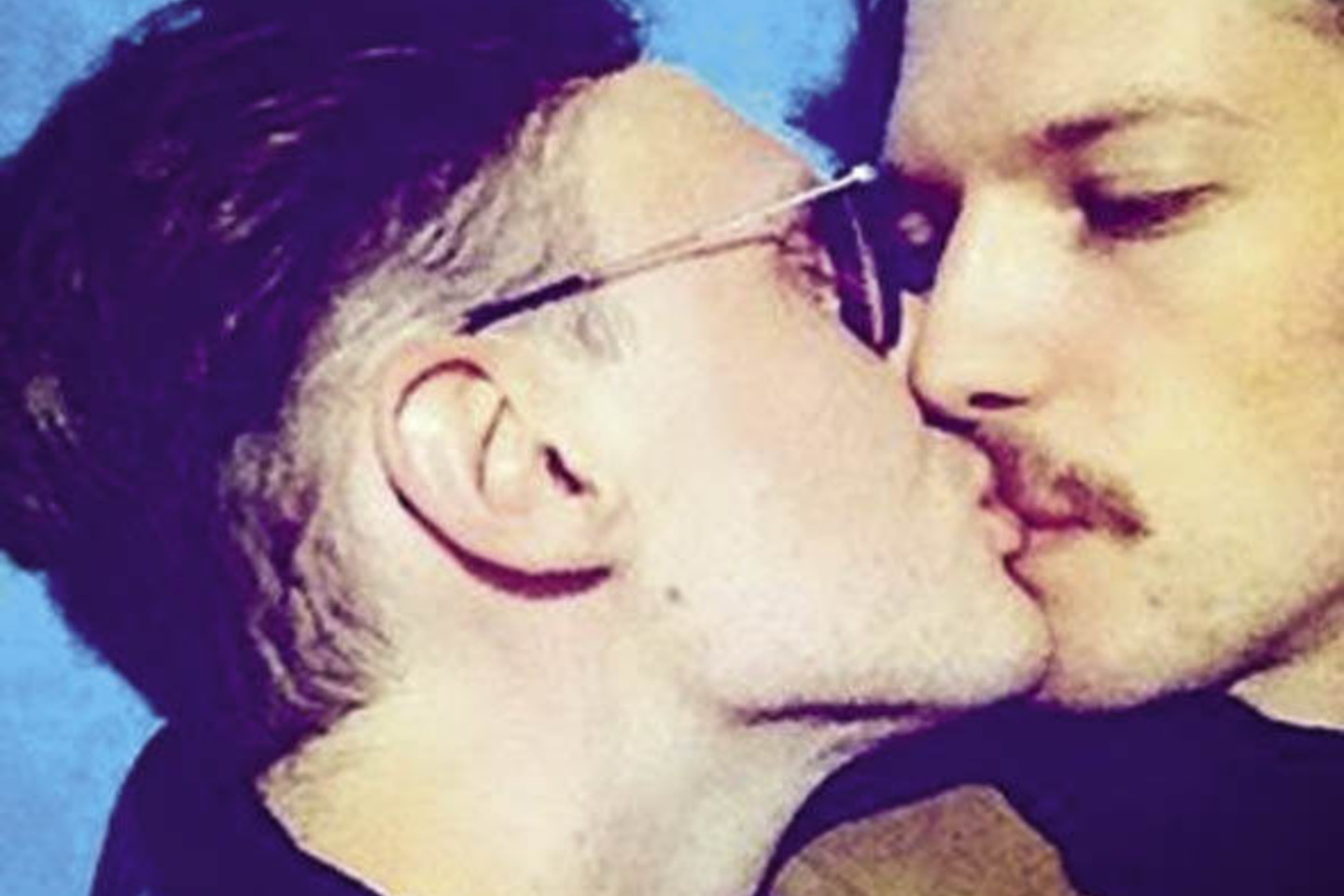Režisieriaus ir kovotojo už homoseksualų teises Romo Zabarausko nuotrauka tapo kone interneto sensacija. Jis pasidalijo vaizdu, kuriame bučiuojasi su savo draugu. Tokią nuotrauką vyras į interneto platybes paleido likus vos kelioms dienoms iki homoseksualų eitynių Vilniuje.