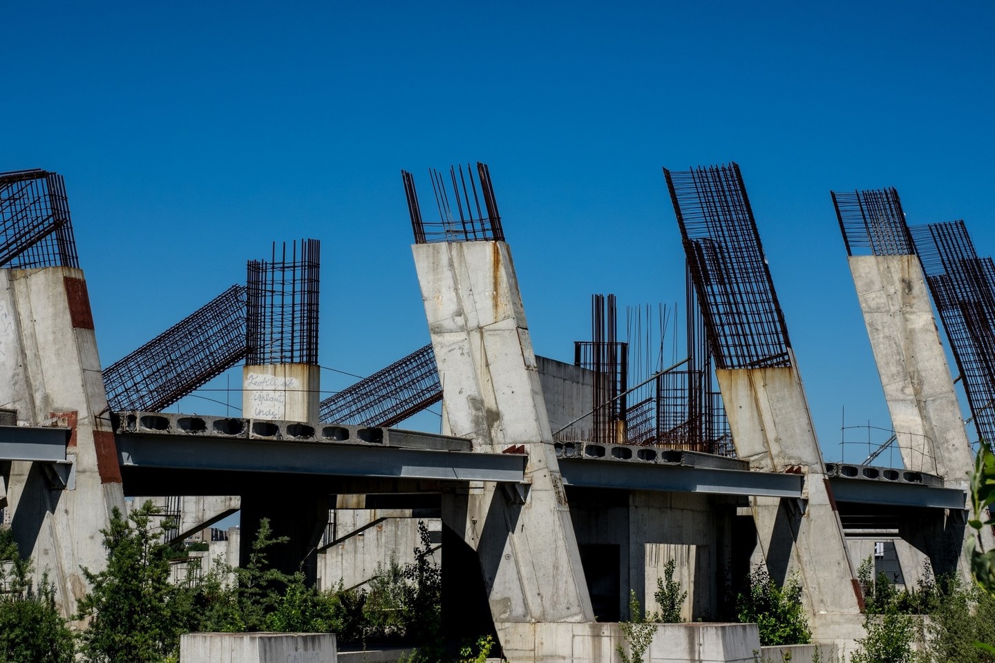 Stadionas šalia Vilniaus „Akropolio“ buvo pradėtas statyti 1987 metais, o 1993-iaisiais užkonservuoti jau pastatyti pamatai.