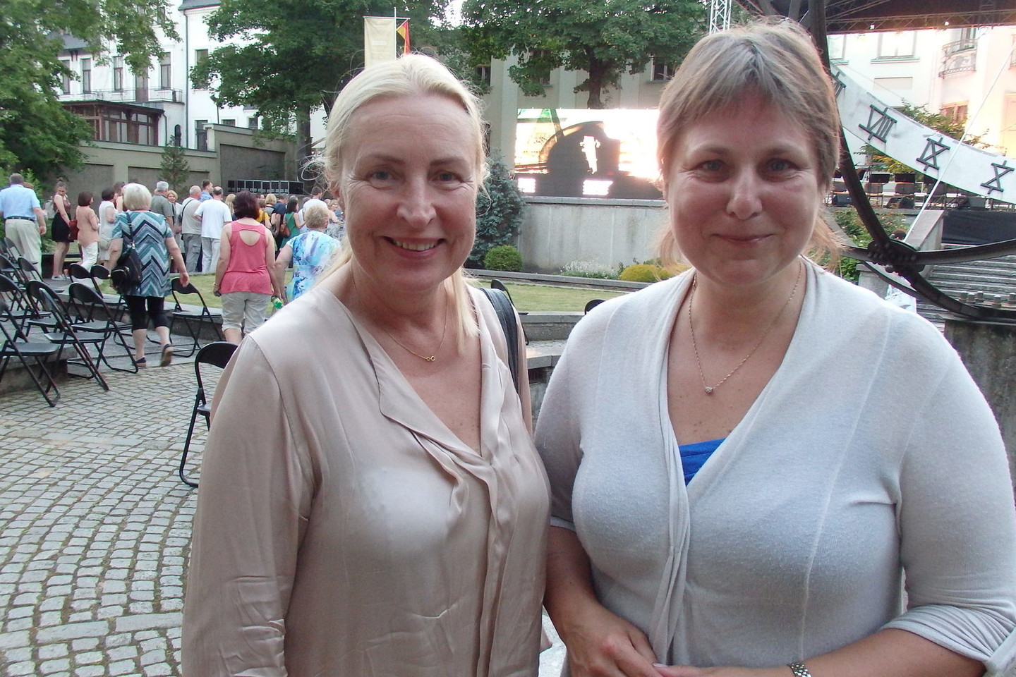 Klaipėdos koncertų salės vadovė D.Žičkuvienė (kairėje) ir kompozitorė Z.Bružaitė.<br>A.Pilaitienės nuotr.