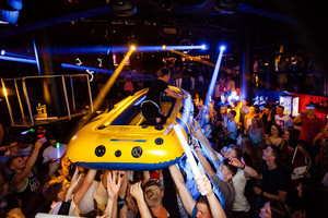 Jonas Jainys penktadienio naktį plaukiojo ant gerbėjų rankų