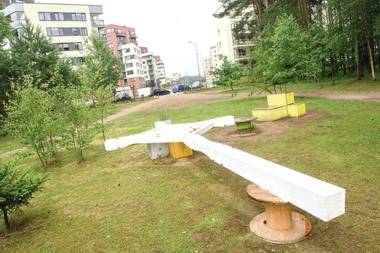 Vilniečiai susikibo dėl kryžiaus po daugiabučio langais