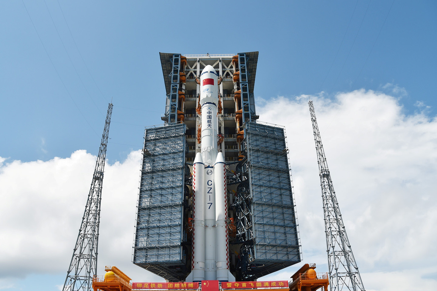 Šeštadienį pakilusi į erdvę naujoji „Long March 7“ raketa priartino Kiniją prie realios galimybės užtikrinti nuolatinį savo būvimą kosmose.<br>Reuters/Scanpix nuotr.