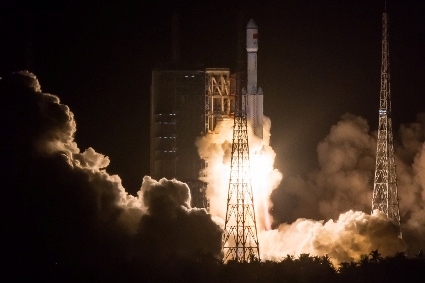 Šeštadienį pakilusi į erdvę naujoji „Long March 7“ raketa priartino Kiniją prie realios galimybės užtikrinti nuolatinį savo būvimą kosmose.<br>Reuters/Scanpix nuotr.