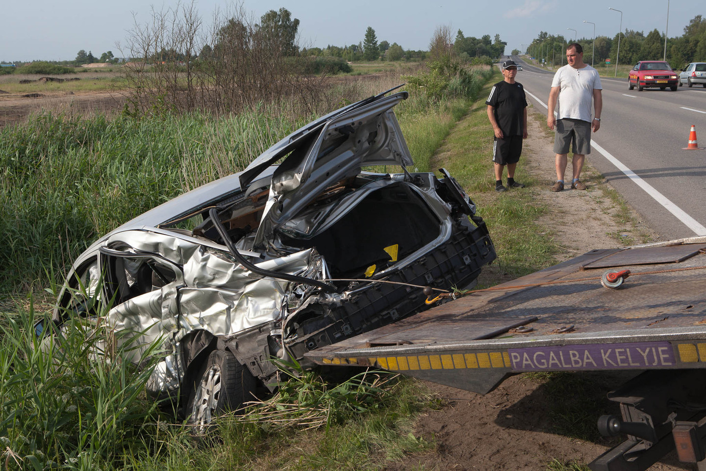Per avariją sužeistas lengvuoju automobiliu važiavęs žmogus.