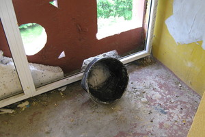 Renovuojamą daugiabutį Marijampolėje siaubia ir vanduo, ir ugnis