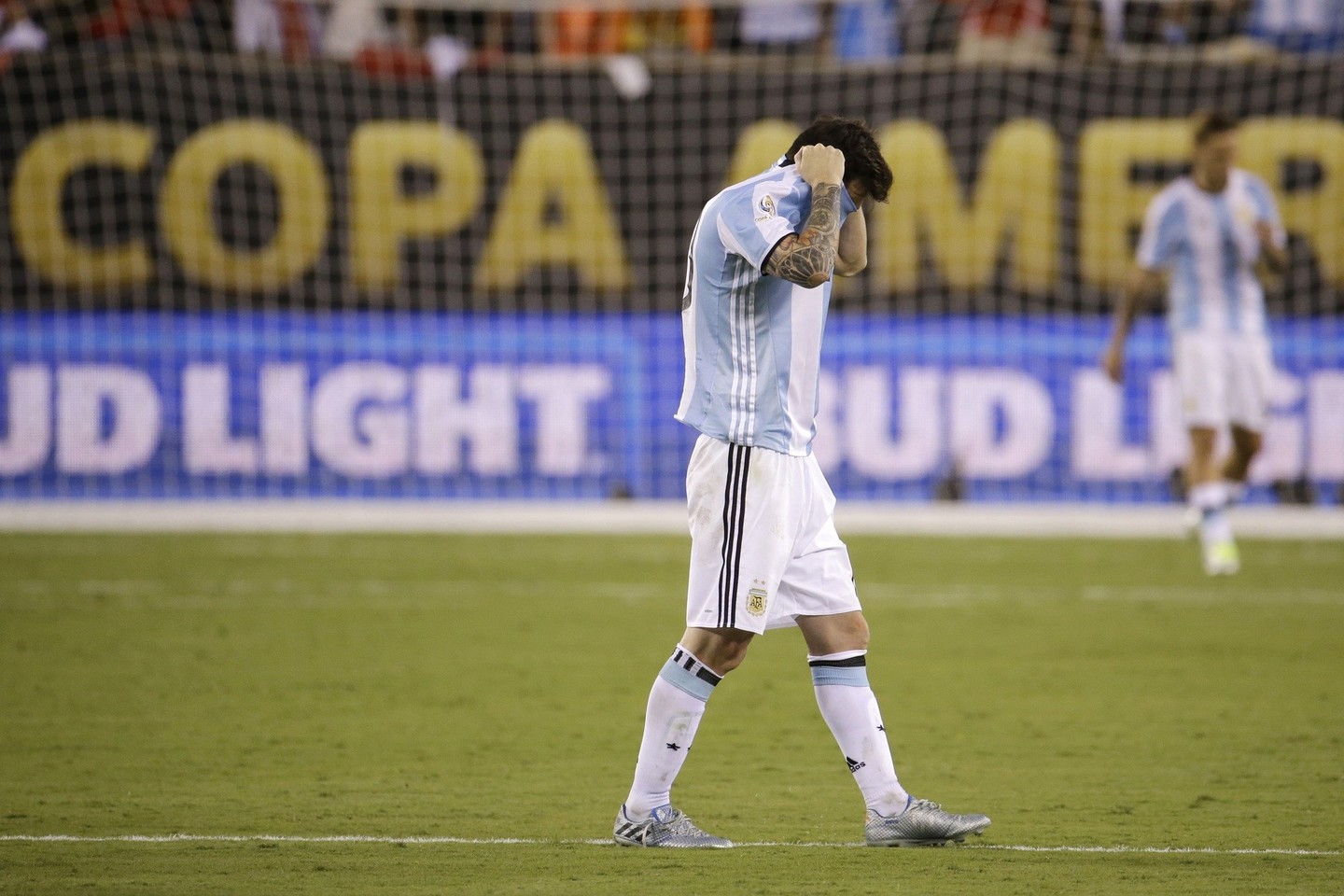L.Messi per 11 metrų baudinių seriją nerealizavo savo progos ir galiausiai stebėjo, kaip Čilė iškovoja trofėjų.<br>AP nuotr.