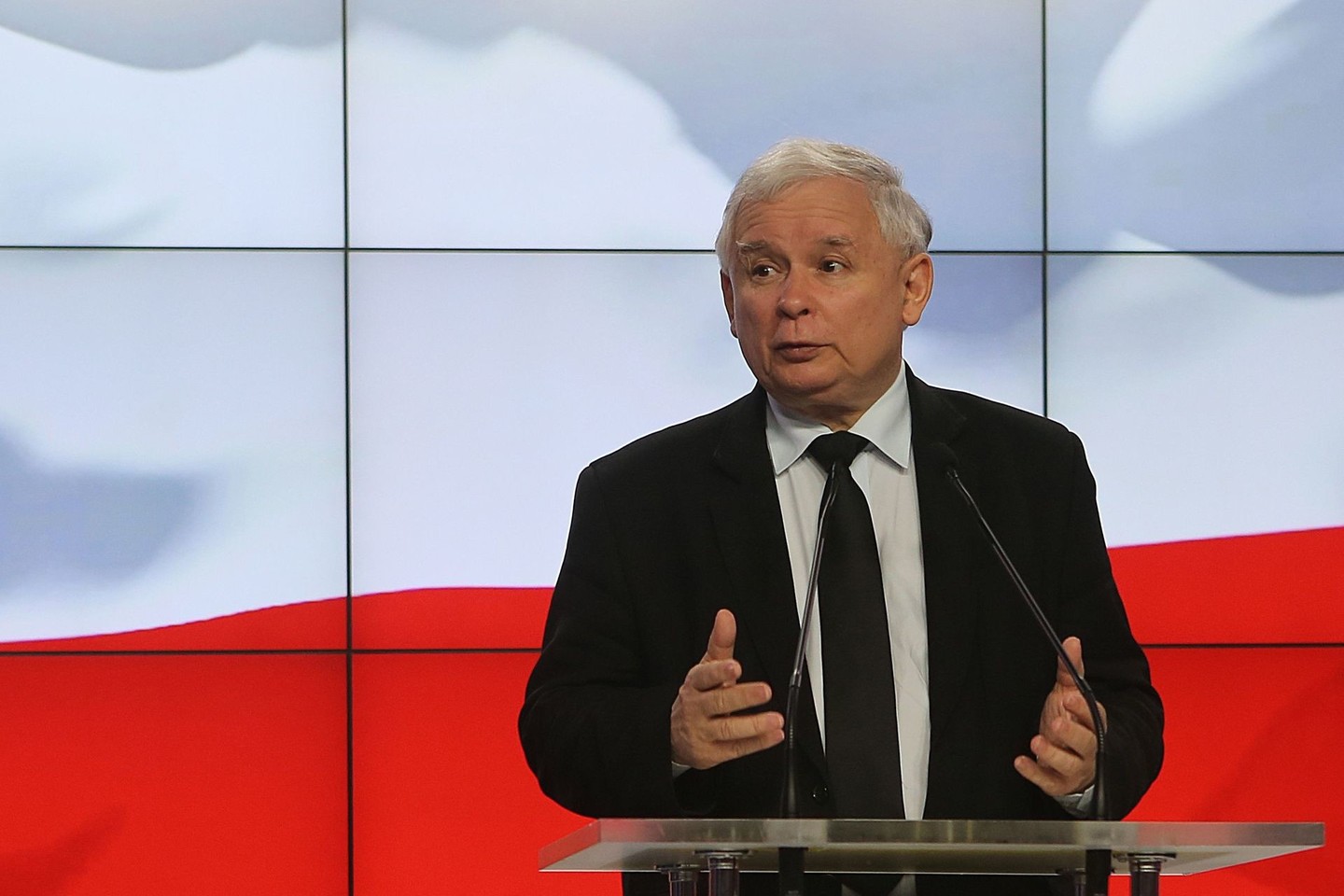 Nors J.Kaczynskis neužima jokio posto ministrų kabinete, kaip valdančiosios partijos „Įstatymas ir teisingumas“ (PiS) lyderis jis daugelio yra laikomas pagrindiniu sprendimų priėmėju vyriausybėje.