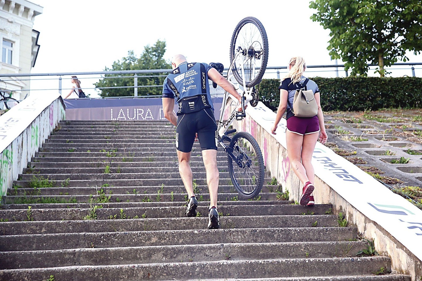 Kol Neries krantinėje buvo demonstruojamos mados, dviratininkams ir pėstiesiems teko kabarotis į viršų laiptais.<br>R.Danisevičiaus nuotr.