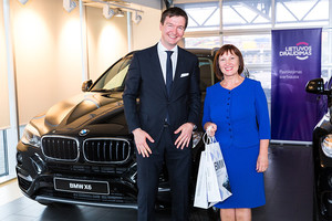 Naujais BMW X6 važinės muzikos mokytoja ir autobuso vairuotojas