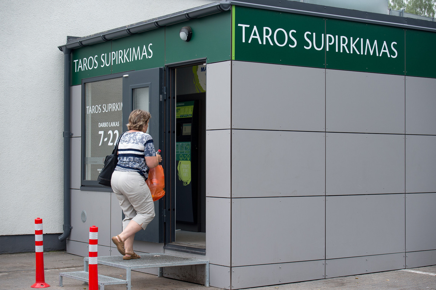 Po praūžusio audringo Joninių savaitgalio, jau sekmadienį prie taromatų susidarė didžiulės eilės.<br>V.Ščiavinsko nuotr.