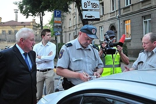 Seimo narys Bronius Pauža partrenkė dviratininką