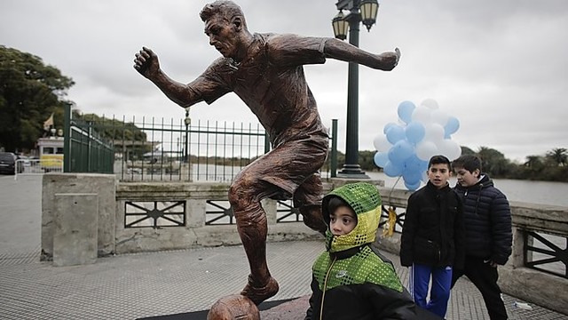 Buenos Airėse iškilo statula futbolininkui Lioneliui Messiui