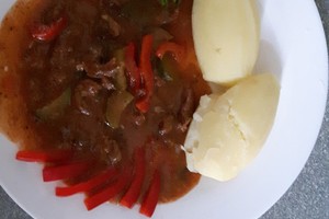 Jautienos troškinį medikas patobulino marinuotais agurkais