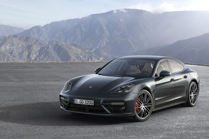 Naujoji „Porsche Panamera“ per naktį sužavėjo visą pasaulį