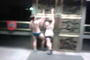 Protestas prie Vyriausybės: girti nuogaliai priešinosi policijai