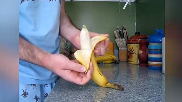 Ar žinote, kaip iš tiesų reikia lupti bananą?
