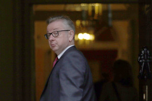 Kas pakeis D. Cameroną premjero poste?