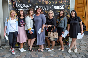 „Normalios bobos“ linksminosi Valdovų rūmų kieme