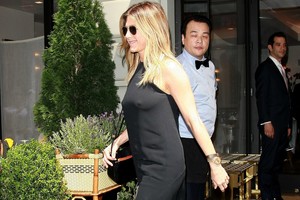 Jennifer Aniston eidama į miestą pamiršo liemenėlę