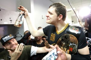 J. Valančiūnui derėjo palaukti? Rusų bokštas NBA šluosis pinigus