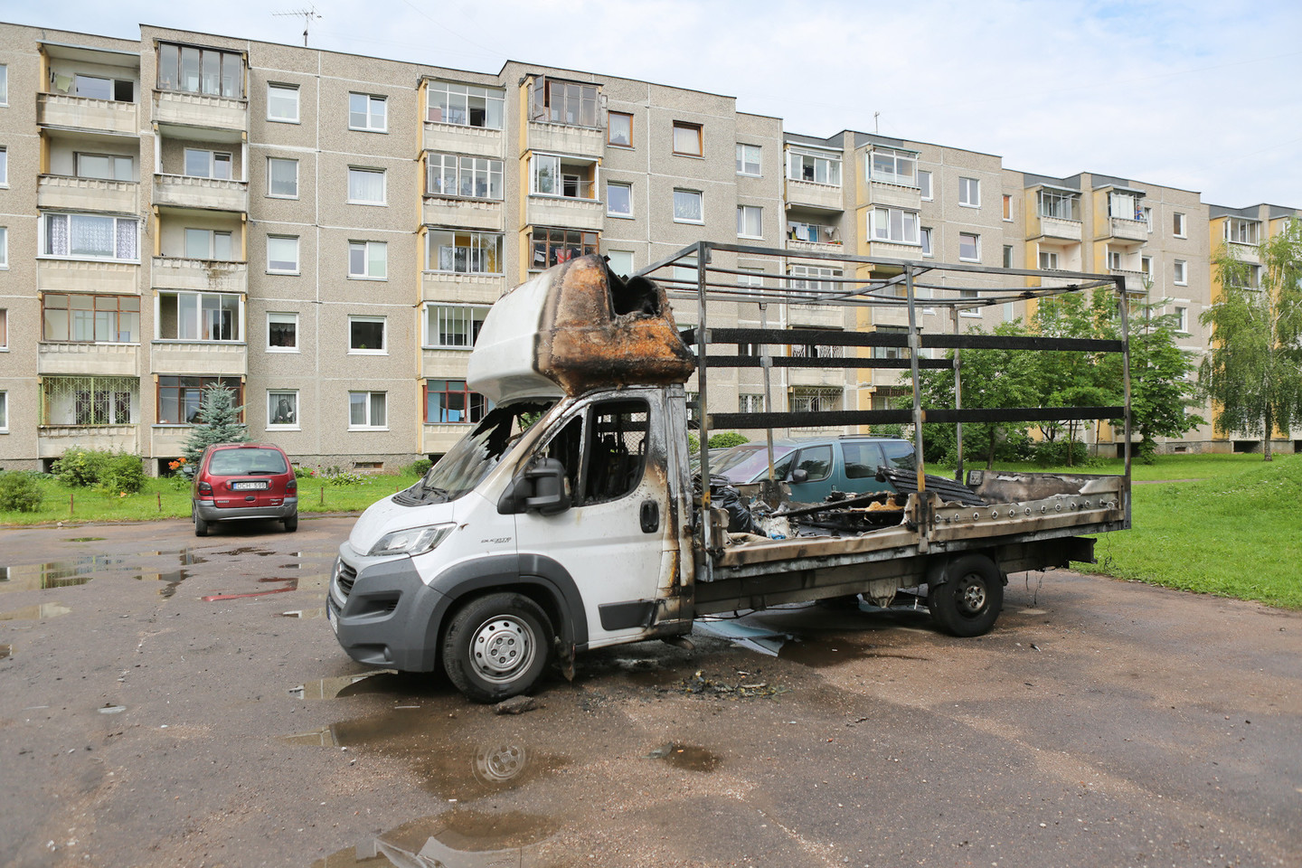 Kaune, Šilainių rajone apdegė septyni automobiliai, stovėję Baltijos gatvės daugiabučio kieme. Įtariama, jog gaisro priežastis – gedimas mikroaotobuso „Fiat Ducato“ elektros įrangoje. Nuo jo liepsnos persimetė į kitas mašinas.