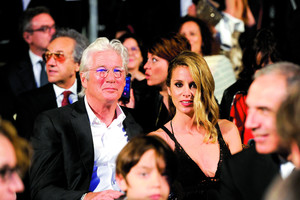 Richardas Gere’as dėl perpus jaunesnės mylimosios meta aktorystę