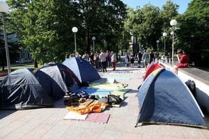 Karščio nepabūgę protestuotojai ir toliau gyvena palapinėse