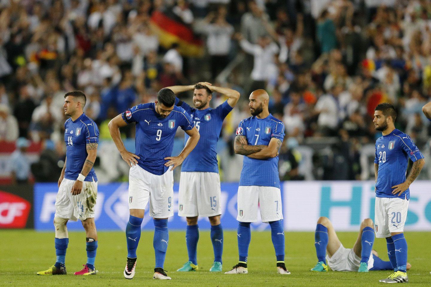 Vokietijos futbolininkai po 11 metrų baudinių serijos palaužė Italijos komandą.<br>AP nuotr.