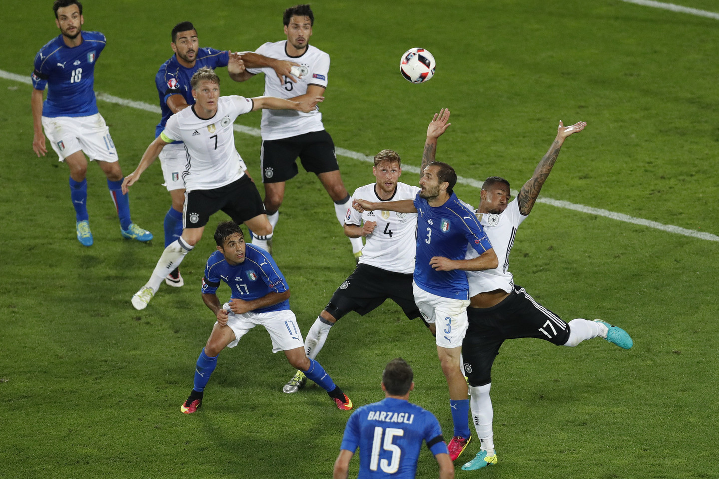 Italijos ir Vokietijos rungtynių akimirka.<br>AP nuotr.