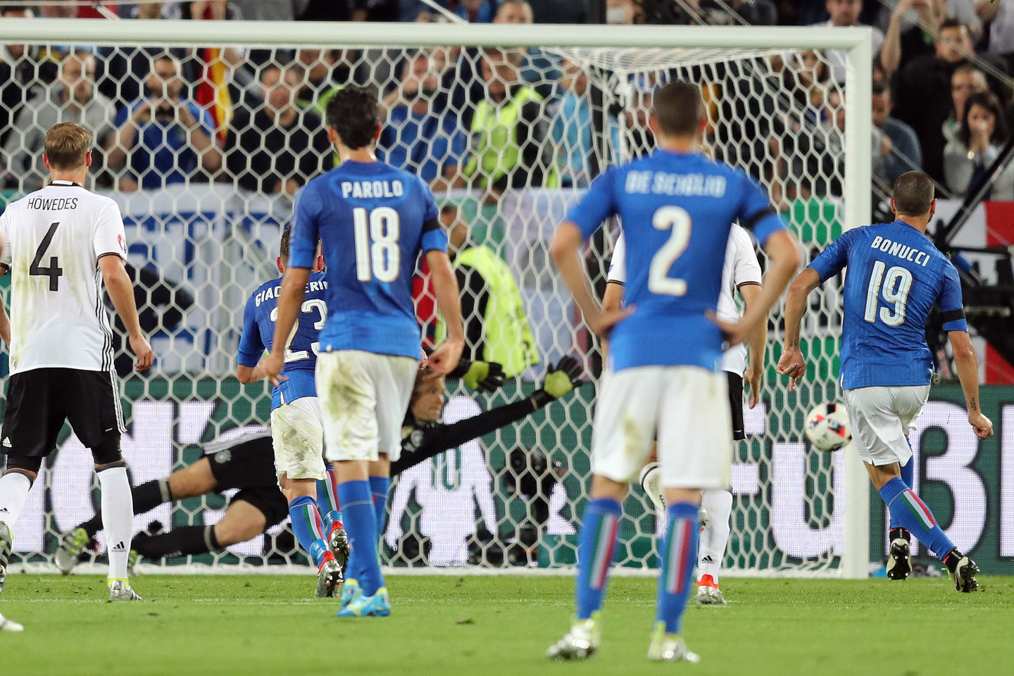 Italijos ir Vokietijos rungtynių akimirka.<br>AP nuotr.