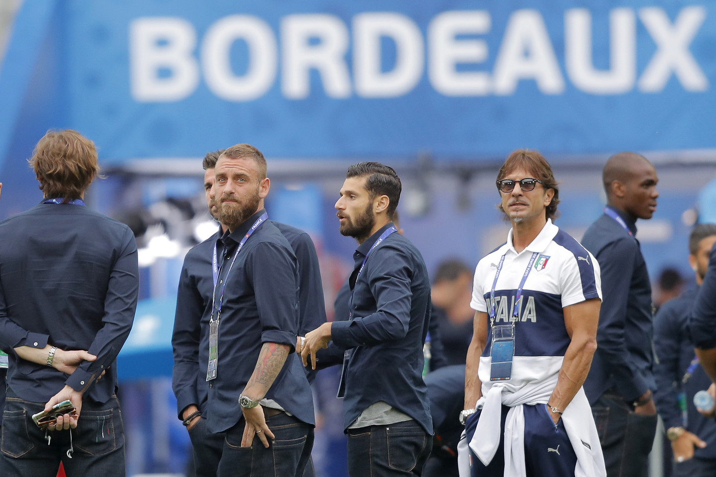 Italijos futbolininkai apžiūri Bordo stadioną, kuriame vyks jų mačas su Vokietija.<br>AP nuotr.