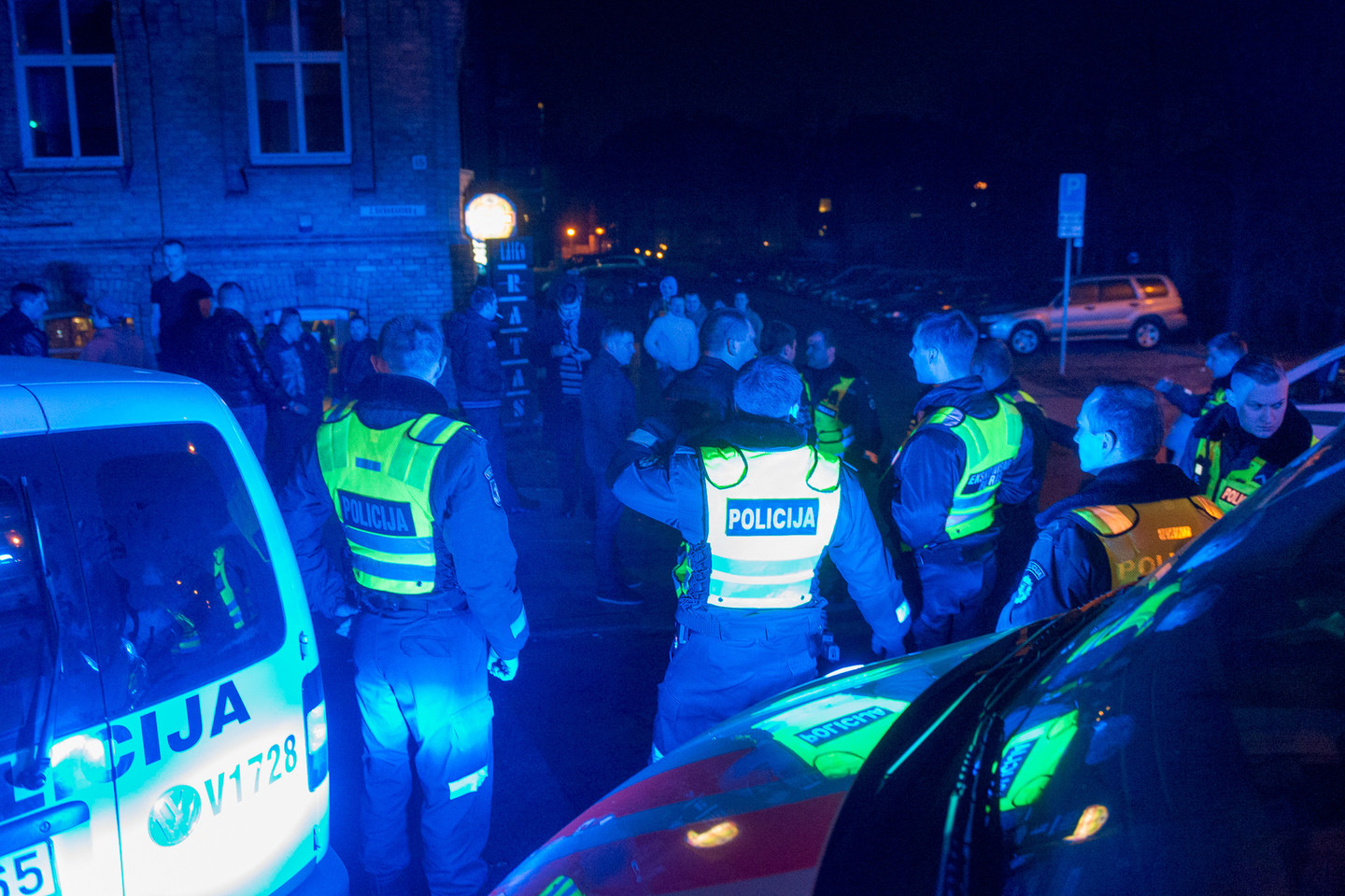 Klaipėdos ir Palangos policijos pareigūnai šeštadienio naktį turėjo daug darbo – teko tramdyti gatvėse siautėjusius chuliganus.