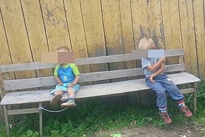 Liudininkas užfiksavo: vaikai pririšti, ant kūnų – smurto žymės