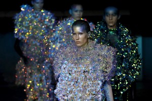 Aukštosios mados savaitė: futuristiniai japonų ir italų kūriniai