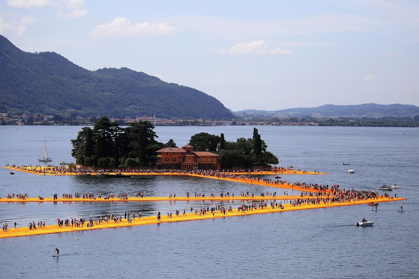Christo instaliacija „Plaukiojančios prieplaukos“ (The Floating Piers) – pirmasis projektas po žmonos Jeanne-Claude mirties.