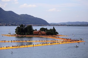 Christo magija. Tūkstančiai žmonių vaikšto vandeniu kalnų ežere