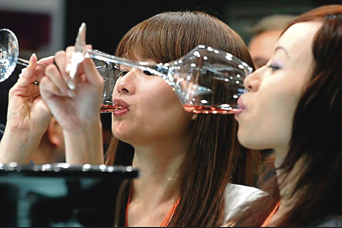 Naujieji Kinijos turtuoliai susirgo vyno karštlige ir siekia savo šalyje įkurti prestižinius vyndarystės regionus.<br>AFP/“Scanpix“ nuotr.