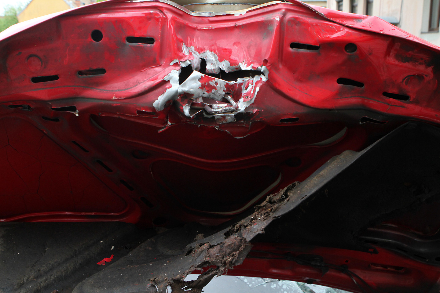 Panevėžio policijos pareigūnams šeštadienį teko tramdyti nuo narkotikų apkvaitusius vyrus, kurie mėtė pro langą ant automobilių įvairius daiktus.