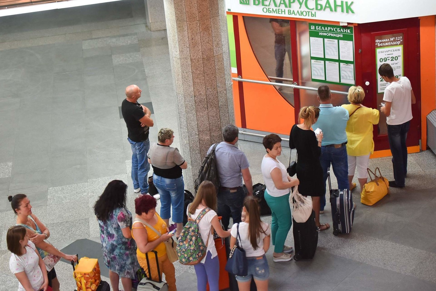 Po 2016 metų liepos 1-osios dienos denominacijos, kuri buvo jau trečioji per nepriklausomos Baltarusijos istoriją, šalis pagal denominacijų skaičių tapo visos Europos lydere<br>AFP/Scanpix nuotr.
