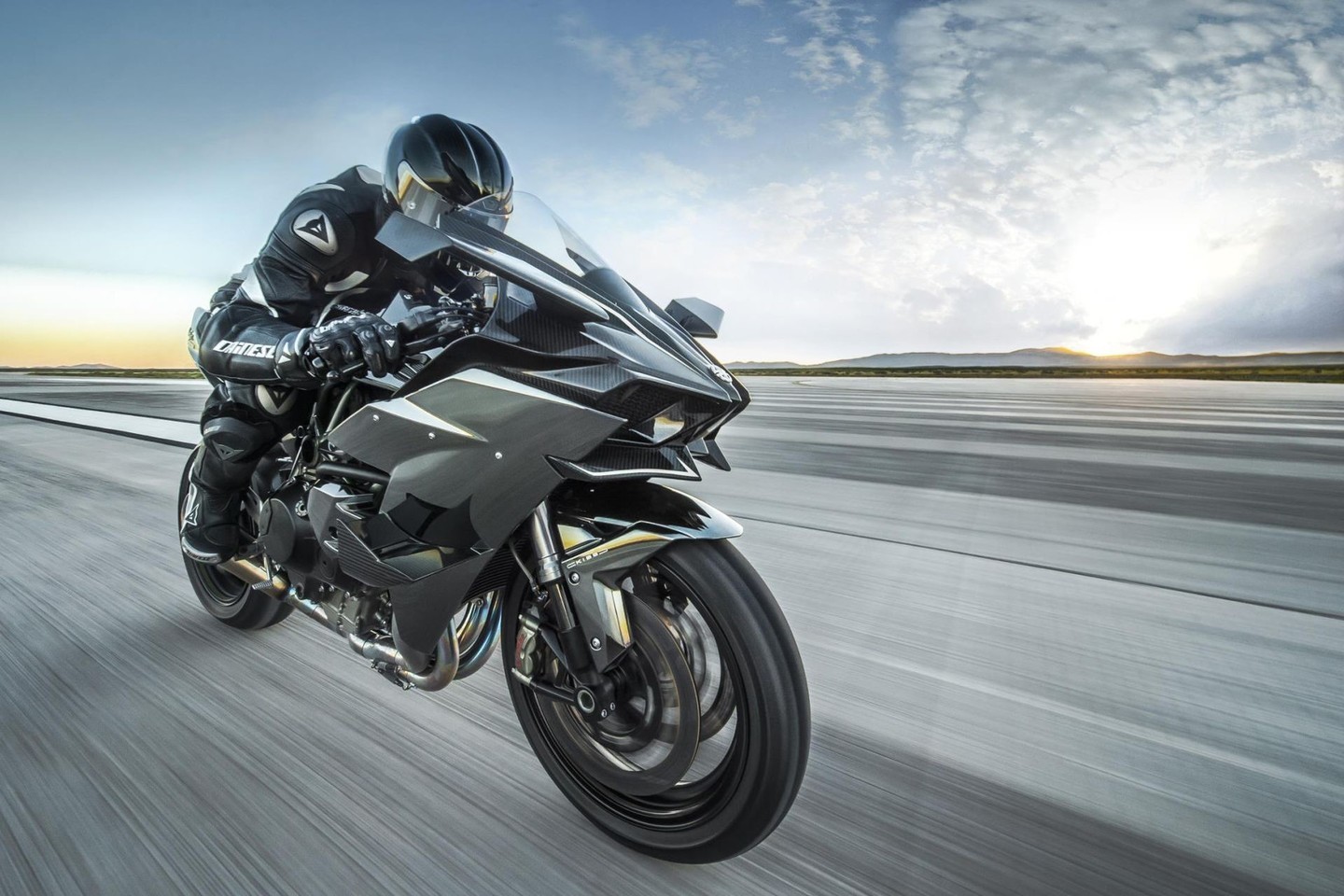 „Kawasaki Ninja H2R“ yra serijinis motociklas, tačiau jis skirtas tik lenktynių trasoms.<br>newspress.co.uk nuotr.