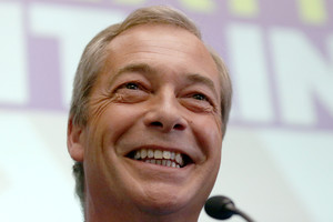„Brexit“ vėliavnešys Nigelas Farage'as atsistatydino iš posto