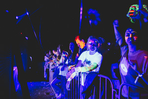 „Galapaguose“ – didžiulė šviečianti „Neonkių“ diskoteka