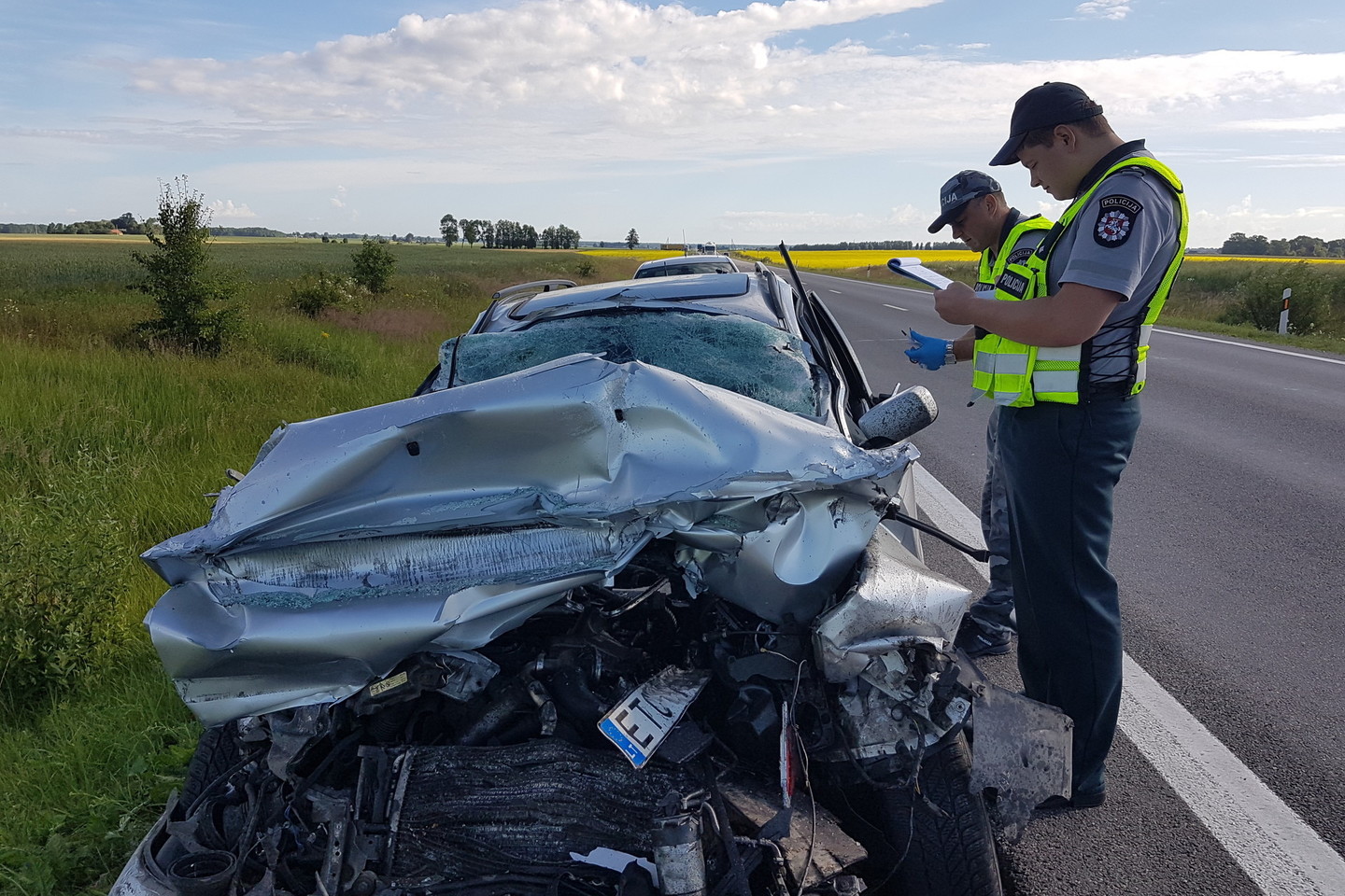 BMW vairuotojas atsitrenkė į priekyje važiuojantį sunkvežimį. Priekabos gale įstrigusį automobilį sunkvežimio vairuotojas, nenutuokdamas, jog įvyko avarija, paskui save tempėsi apie puskilometrį.